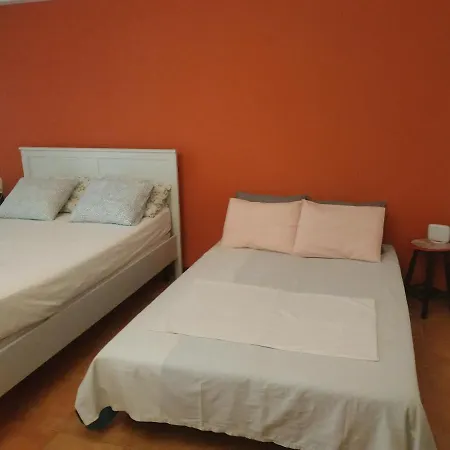 The Rose's Studio Apartment *