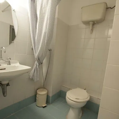 The Rose's Studio Apartment